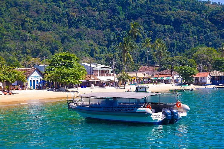 imagem mostra o barco da vila nova tour aconcorado em frente a vila do abraão