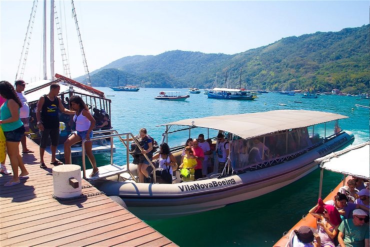 imagem mostra o barco da vila nova tour aconcorado em frente a vil