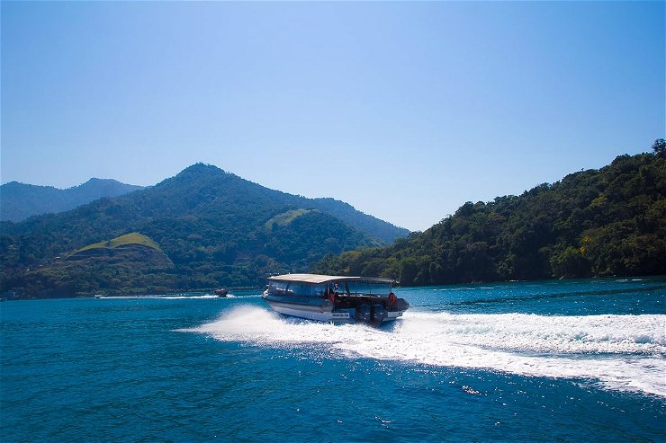 imagem mostra o barco da vila nova tour aconcorado em frente a vil