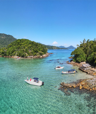 imagem mostra a lagoa azul de ilha grande em angra dos reis