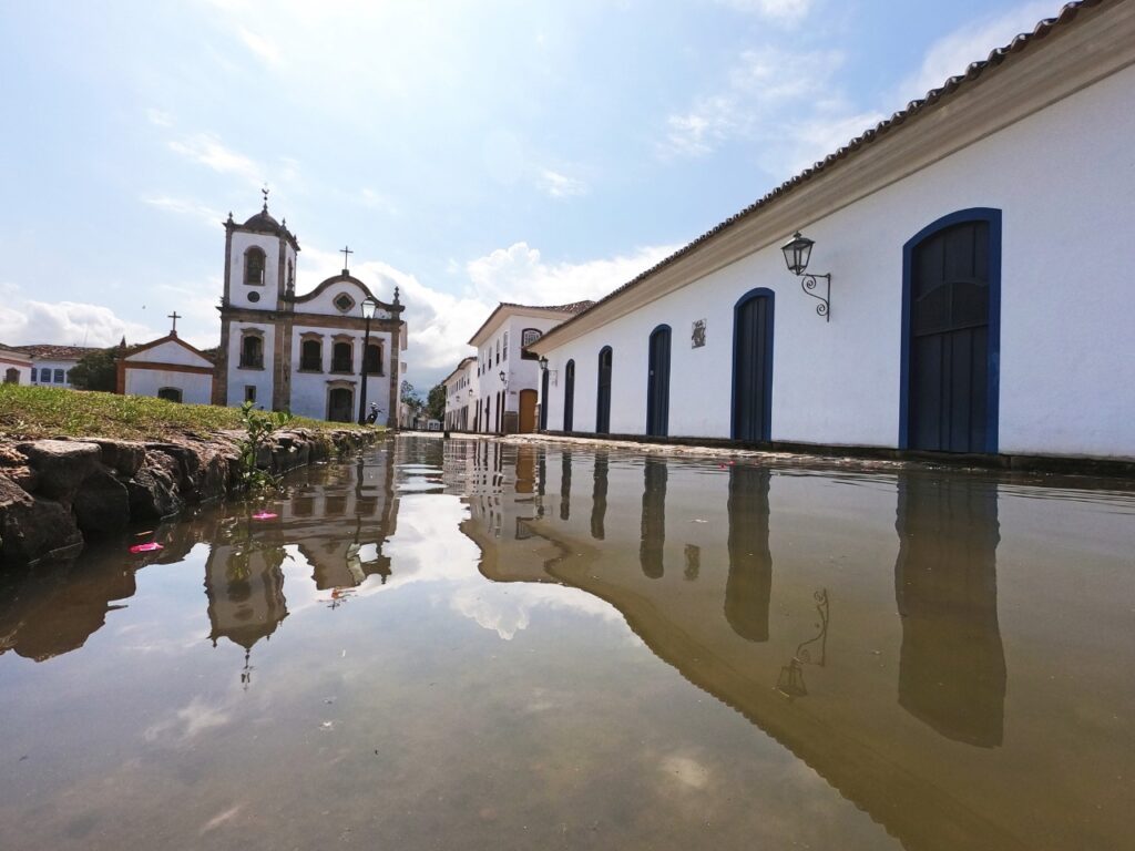 Imagem mostra o centro 
historico de paraty com a mare alta