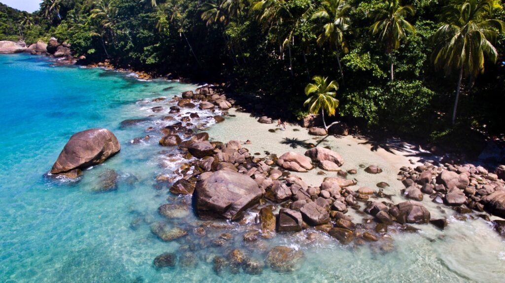 Imagen mostra a praia do aventureiro em angra dos reis.