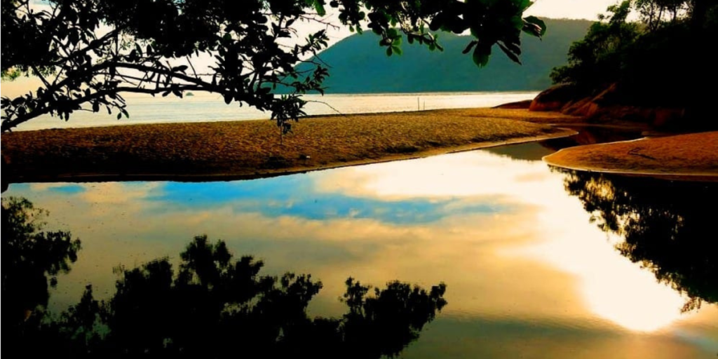 A imagem mostra a Praia do conto localizada Ilha Grande Angra dos Reis