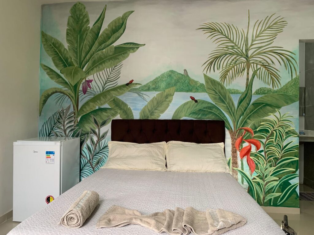 A imagem mostra a cama da suite ilha grande da turiverde