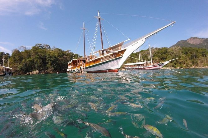 Imagem mostra o barco ancorado dentro da Lagoa Azul de Angra Dos Reis