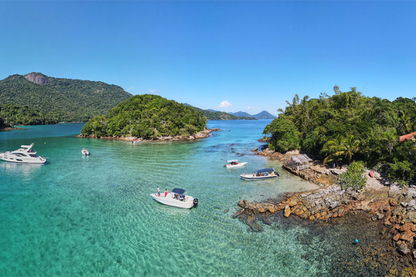 A imagem mostra atraves de um drone a Lagoa Azul Localizada em Angra dos Reis