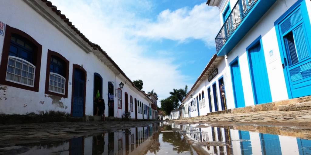 A imagem mostra o centro histórico de paraty durante uma mare alta