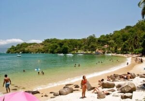 A imagem mostra a Praia da Figueira em Angra dos Reis localizada na costa verde