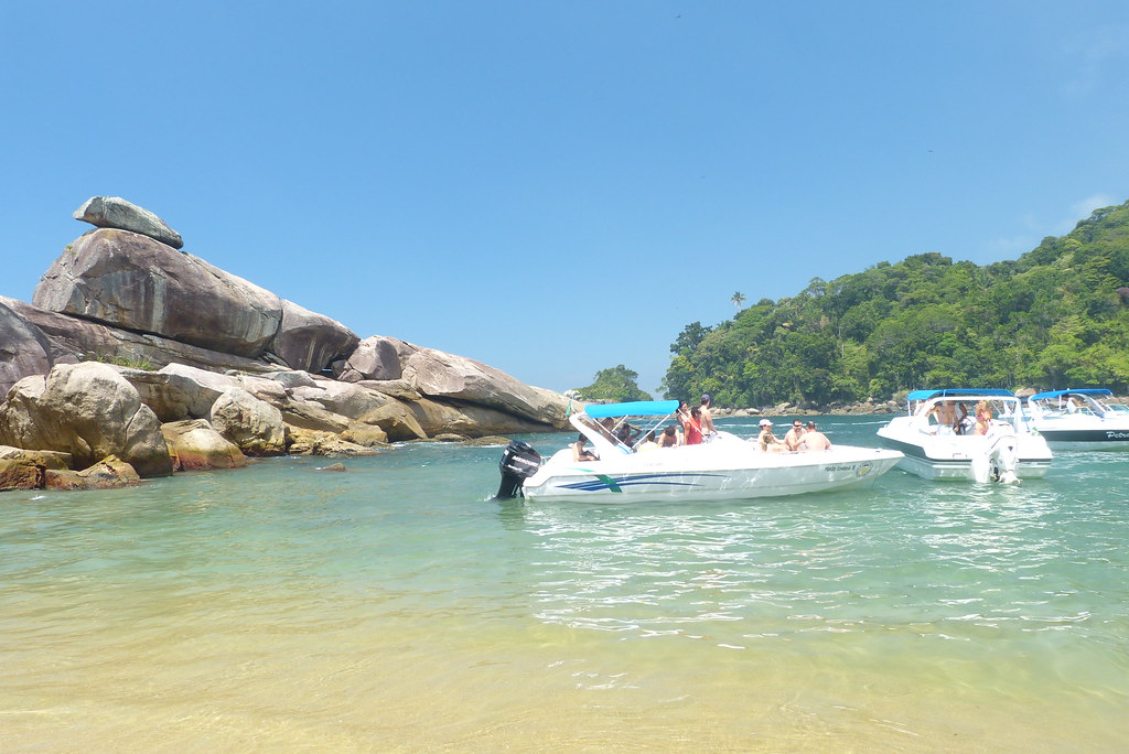 A imagem mostra a praia do caxadaço localizada em Ilha grande Angra dos reis
