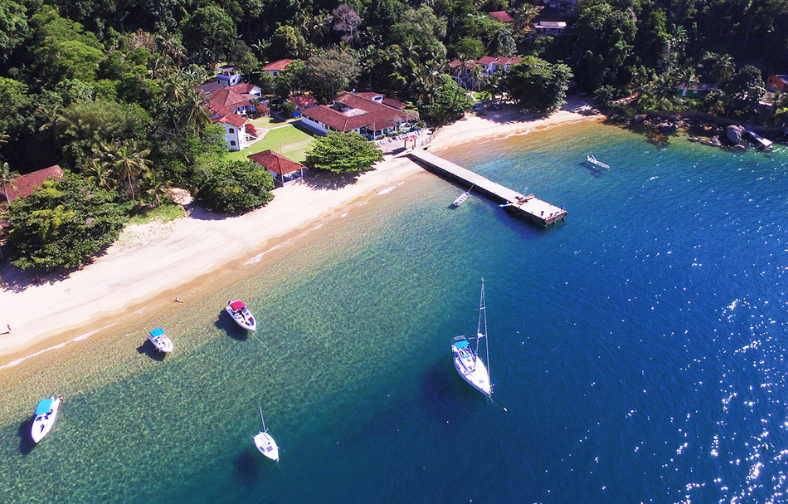 Imagem mostra o cais da praia de japeriz em angra dos reis