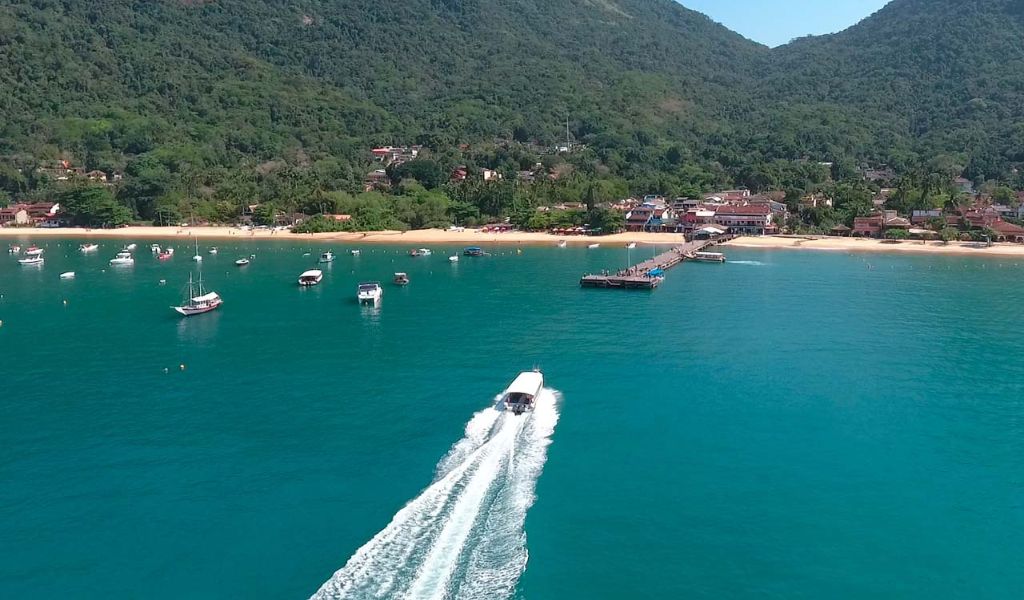 Imagem mostra uma lancha indo em direção a Ilha grande