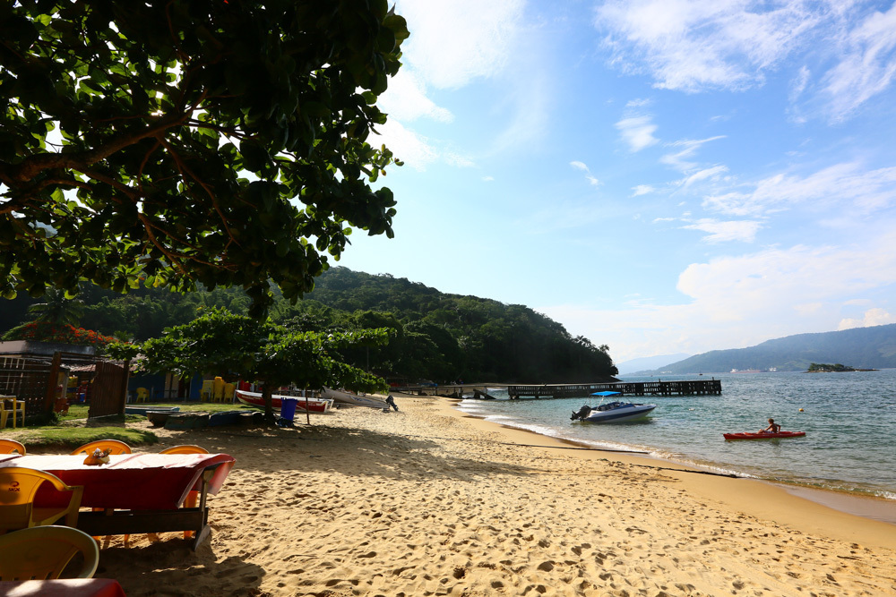 Imagem mostra a praia de japeriz em Ilha Grande