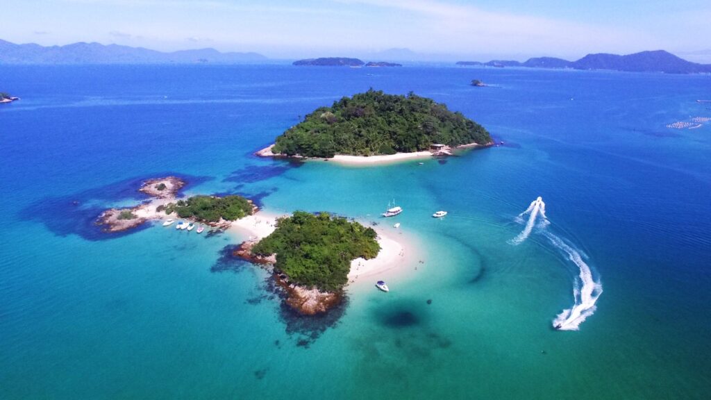 A imagem mostra a ilha de botinas em angra dos reis