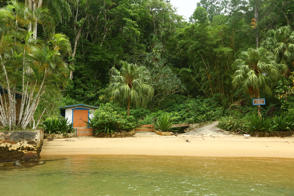 Imagem mostra a praia do amor localizada em Ilha Grande