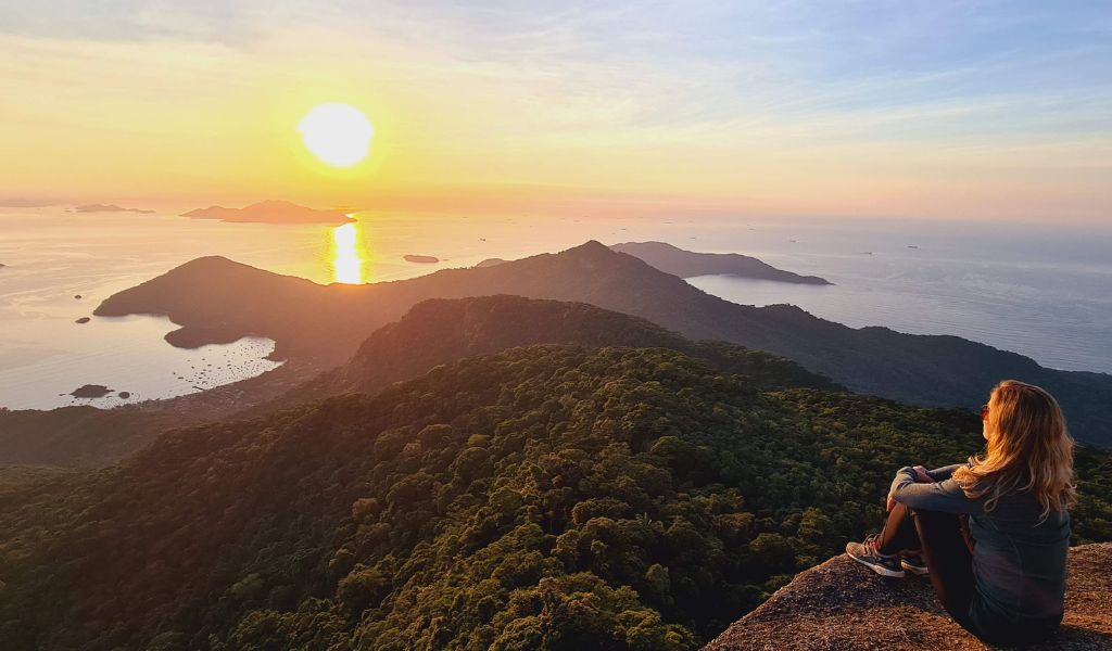 a imagem mostra o pico do papagaio em angra dos reis